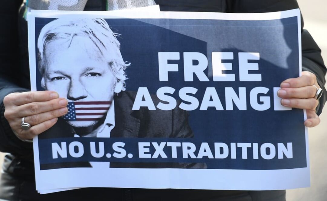 A protester holds a placard calling for freedom for WikiLeaks founder Julian Assange – Photo: Daniel Leal-Olivas/AFP