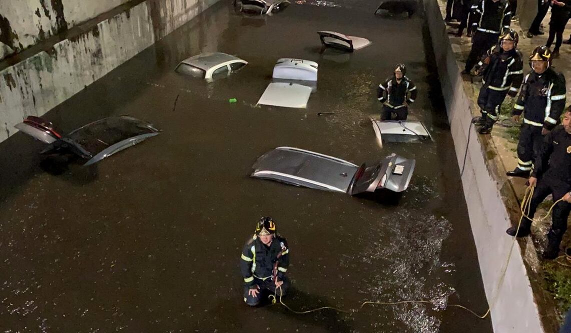 Policías de la CDMX rescataban de vehículos por lluvia. Foto: Valente Rosas/EL UNIVERSAL