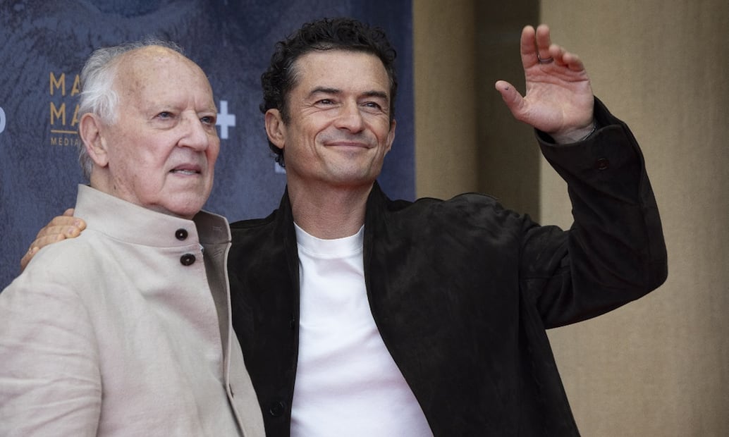 Orlando Bloom y el director Werner Herzog. Foto: EFE/Javier Etxezarreta.