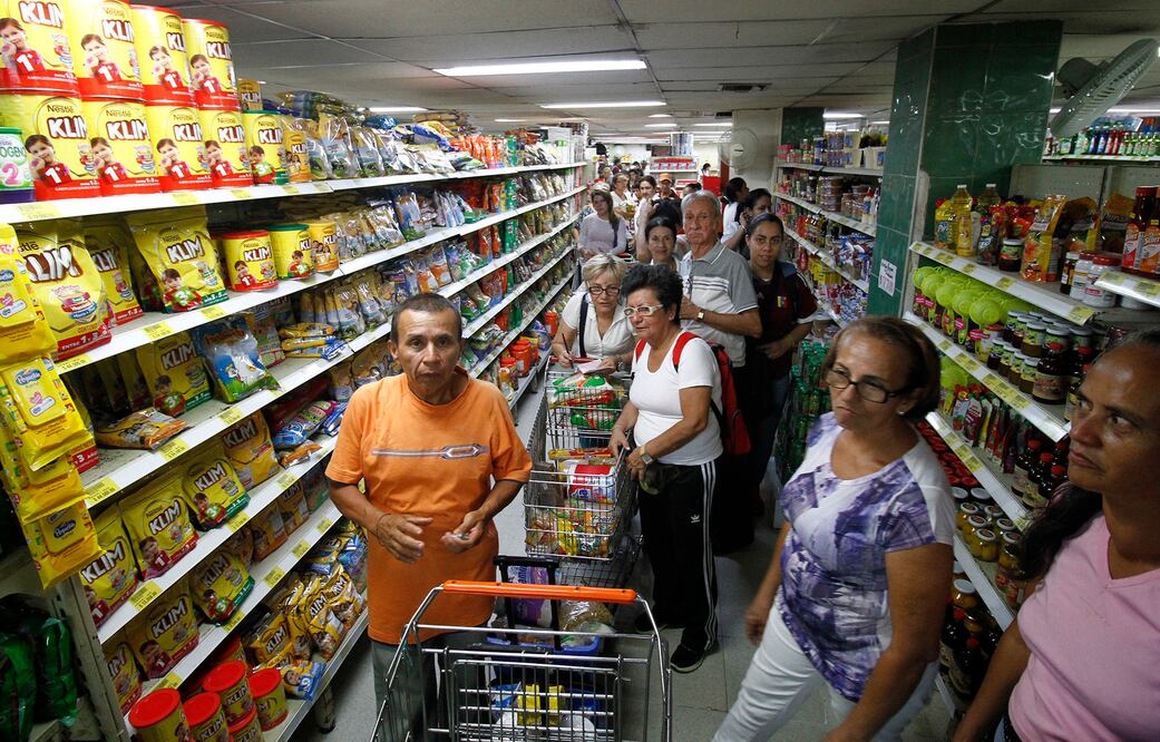 Venezolanos realizan algunas compras en un supermercado de Colombia ante la escasez que se vive en su país (Foto: EFE)