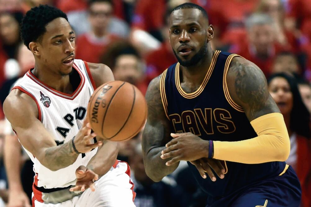 DeMar DeRozan (izq.) consiguió 32 puntos por Toronto; LeBron hizo 24 para la causa de Cleveland (FRANK GUNN. AP)