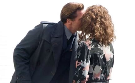 Captan el beso de Brad Pitt con actriz