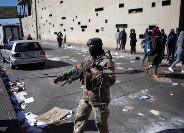 Policía sudafricana mata en un tiroteo a 18 presuntos ladrones