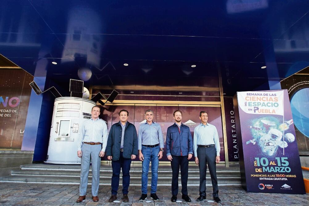 El gobernador poblano recorrió las instalaciones del Planetario Germán Martínez Hidalgo, del que, destacó, ha sido un centro de difusión y divulgación científica relacionada con el universo desde hace más de 30 años.