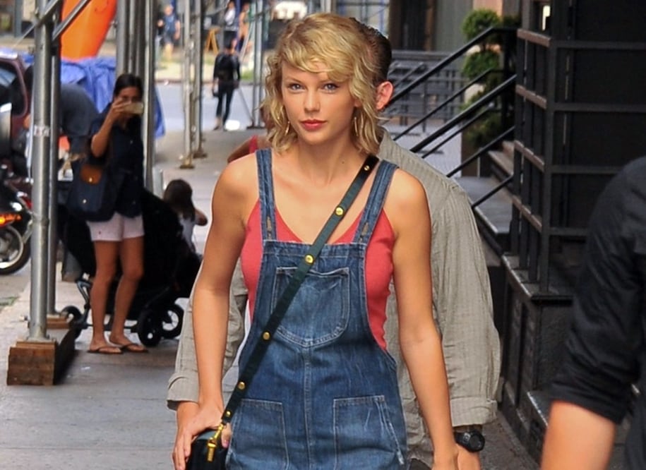 Regresa el overol de mezclilla y no puede faltar en tu clóset / Foto: Archivo El Universal