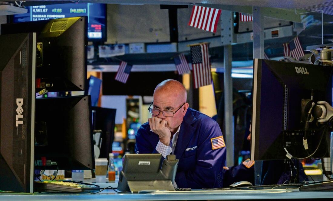 Diez minutos después de la apertura del parqué neoyorquino, las acciones de CrowdStrike, que cotiza en el tecnológico Nasdaq, cotizaban a 303 dólares cada una, mientras que las de Microsoft se vendían a un precio de 440 dólares.