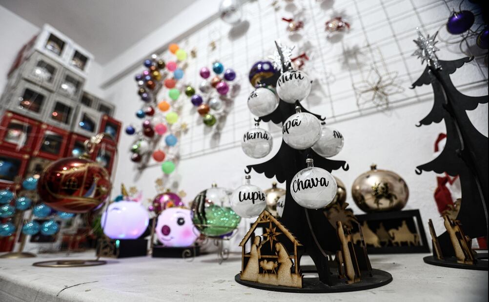 Las esferas navideñas de la familia Camargo Aguilar se producen en la alcaldía Tláhuac desde hace más de 20 años. Fotos: Gabriel Pano/EL UNIVERSAL