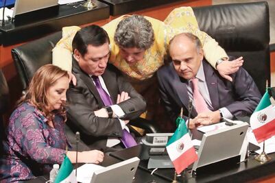 Legisladores no llegan a tiempo ni el primer día