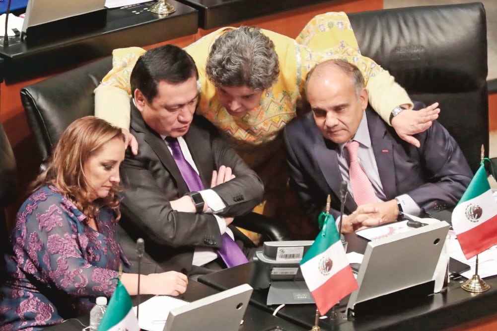 Senadores del PRI como Claudia Ruiz Massieu, Miguel Ángel Osorio Chong, Beatriz Paredes y Manuel Añorve acudieron ayer a la primera sesión. Foto: LUCÍA GODÍNEZ. EL UNIVERSAL
