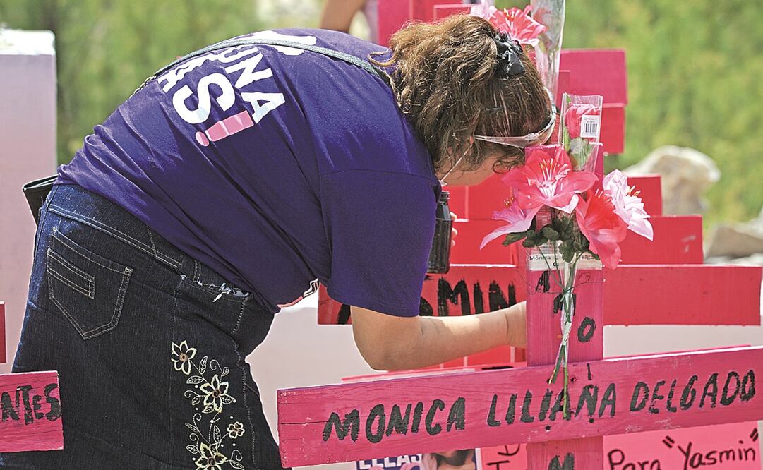 El memorial consta de 25 cruces que representan a cada una de las mujeres halladas sin vida en el lugar.