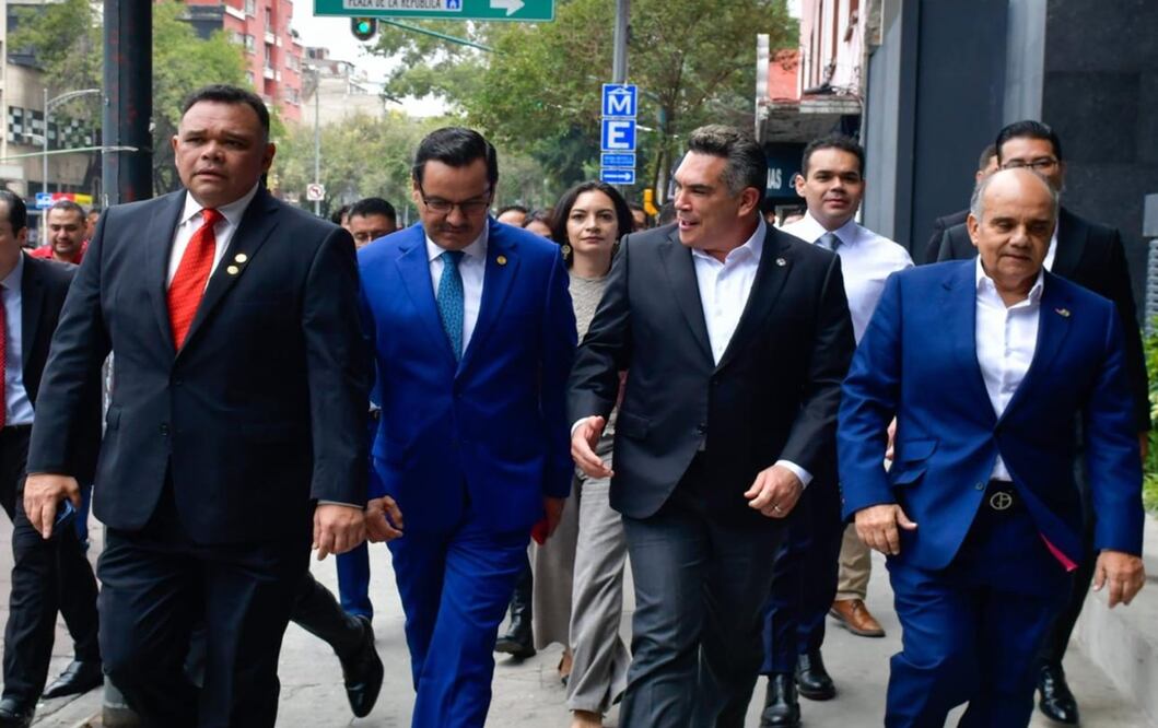 Alejandro Moreno acompañado de senadores se dirigen de la sede del PRI al Senado. Foto: especial