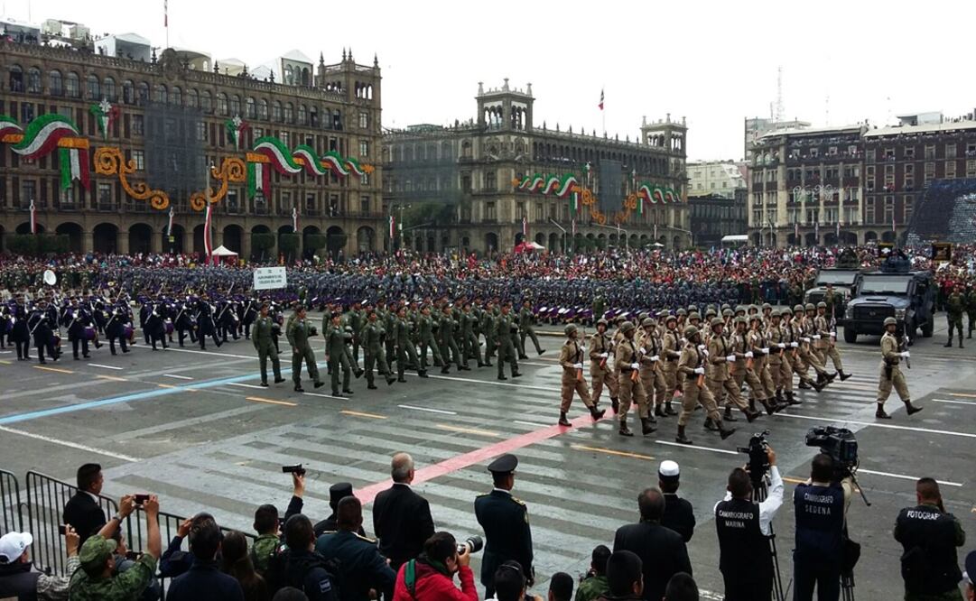  Con la bandera monumental de México abrió el Desfile Militar Conmemorativo del CCV Aniversario del Inicio de la Independencia de México. Foto: Iván Stephens/ EL UNIVERSAL 