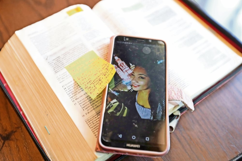 La imagen sonriente de Betzy Ríos Guzmán, maestra de Historia en una secundaria de Acapulco, aparece sobre su Biblia. (BERENICE FREGOSO. EL UNIVERSAL)