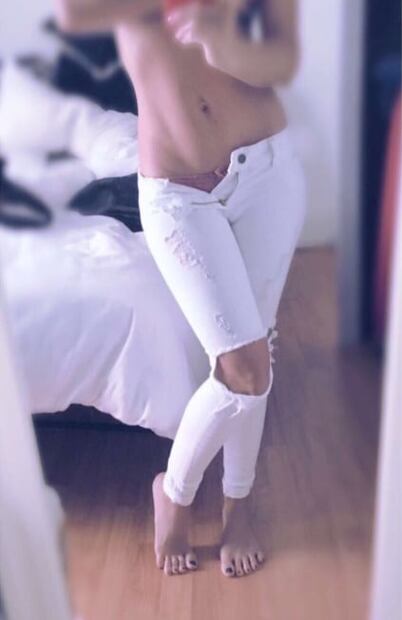 Fey deja asomar lencería en foto sexy de su abdomen