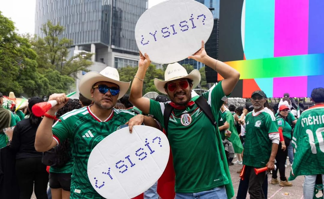 Ambiente entre los aficionados que se reúnen en el Ángel de la Independencia, a varias horas de la transmisión del partido México contra Inglaterra (05/07/2026). Foto Hugo Salvador/ EL UNIVERSAL