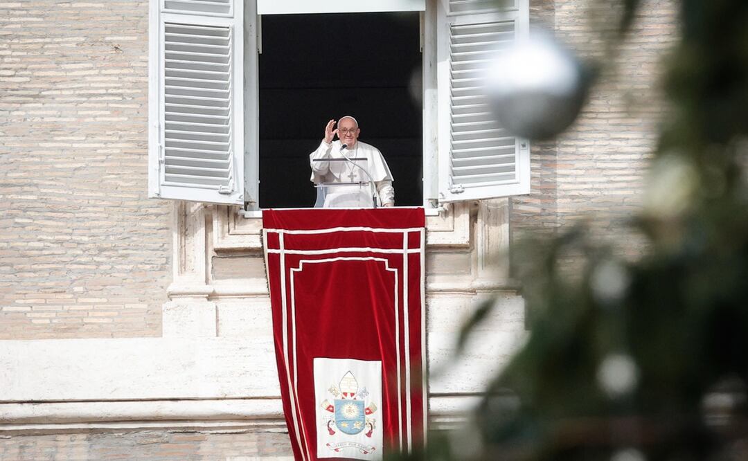 El papa Francisco dirige el rezo del Ángelus desde la ventana del palacio apostólico que da a la plaza de San Pedro, en la Ciudad del Vaticano. Foto: EFE