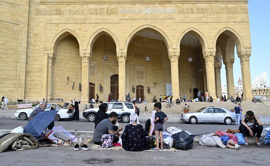 Las personas desplazadas en medio de los ataques militares israelíes en el Líbano se reúnen en una calle de Beirut. Foto: EFE
