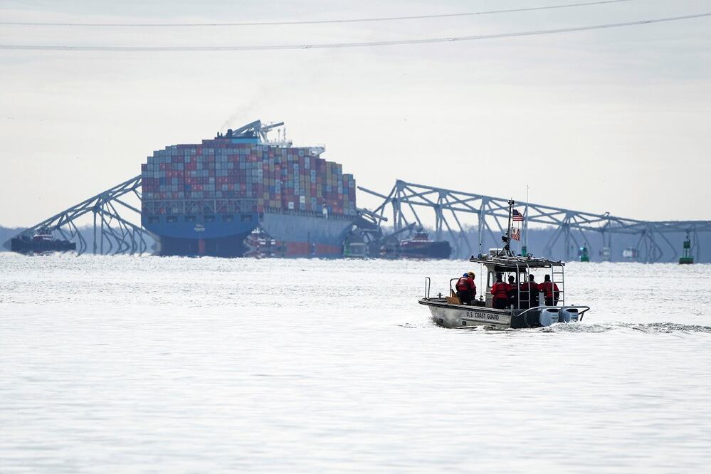 Un barco de la Guardia Costera de Estados Unidos se dirige hacia los restos del derrumbado puente Francis Scott Key, vistos desde Fort McHenry, Maryland. Foto: Ulises Muñoz / AP