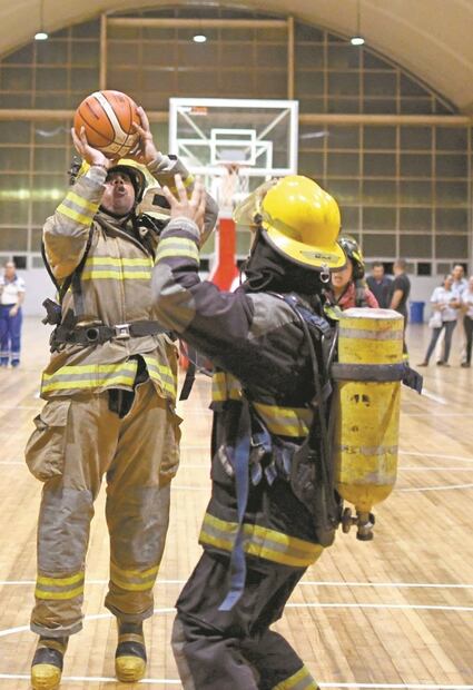 Bomberos encienden la duela de basquetbol