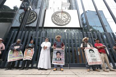 Padres de los 43 amagan con radicalizar sus protestas