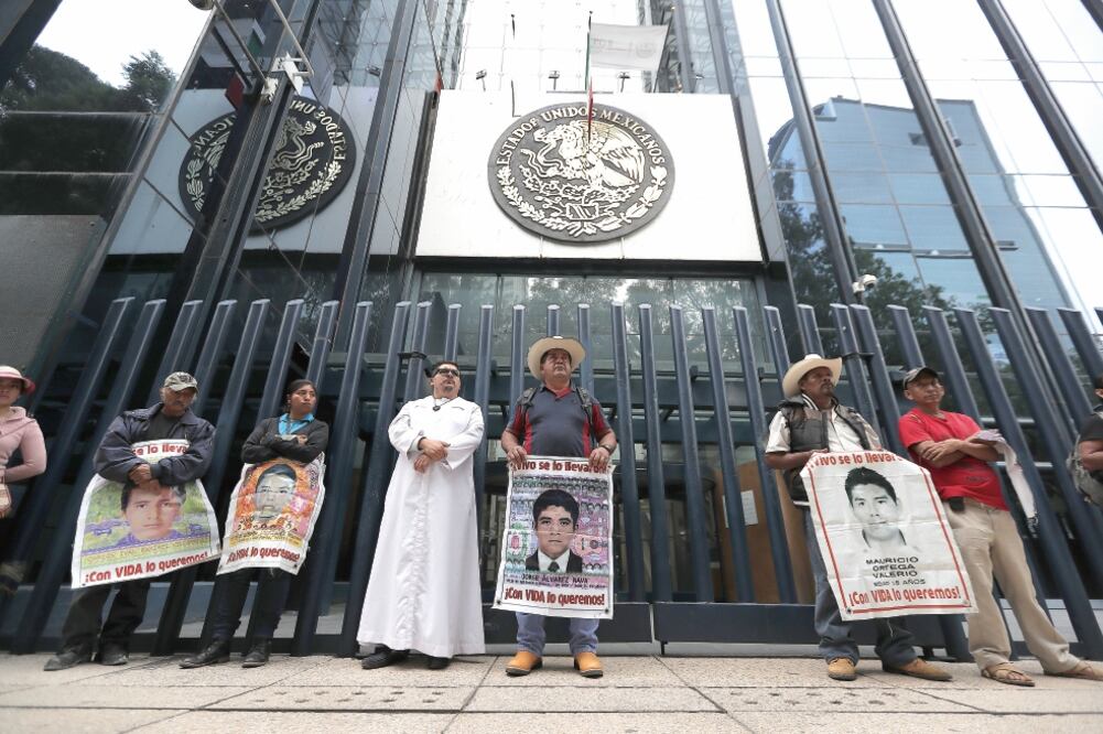 Familiares de los 43, además de activistas, realizaron una protesta ante la sede de la PGR para condenar la falta de compromiso de las autoridades mexicanas (ALEJANDRO ACOSTA. EL UNIVERSAL)