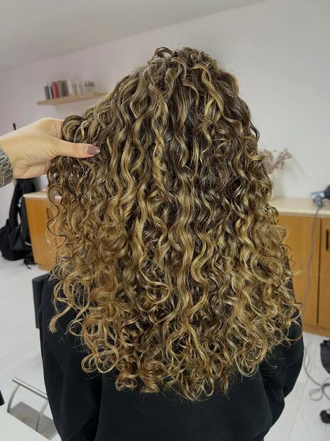 Ribbon highlights: cintas de color que recorren el rizo para un efecto dimensional. Foto: Instagram  ana_eoscachos