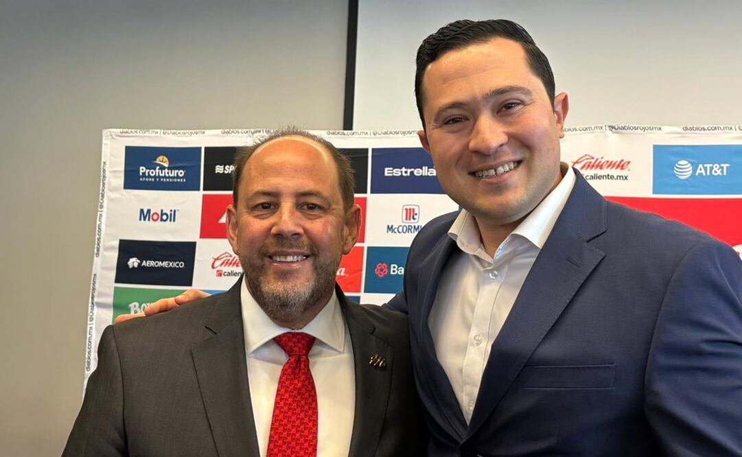 Othón Díaz posa junto a Jorge Del Valle en su despedida como Presidente Ejecutivo de los Diablos Rojos del México | FOTO: Saúl Cano/EL UNIVERSAL
