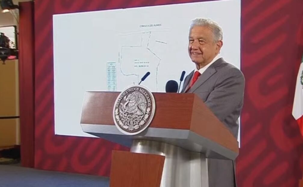 AMLO exhibe plano y factura de supuestas propiedades de Loret; el periodista acusa "venganza sin límites"