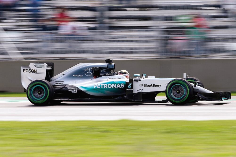 El piloto británico, campeón de la Fórmula Uno, dará conferencia de prensa este día para acabar con los rumores del motivo de su tardanza (CHRISTIAN PALMA. AP)