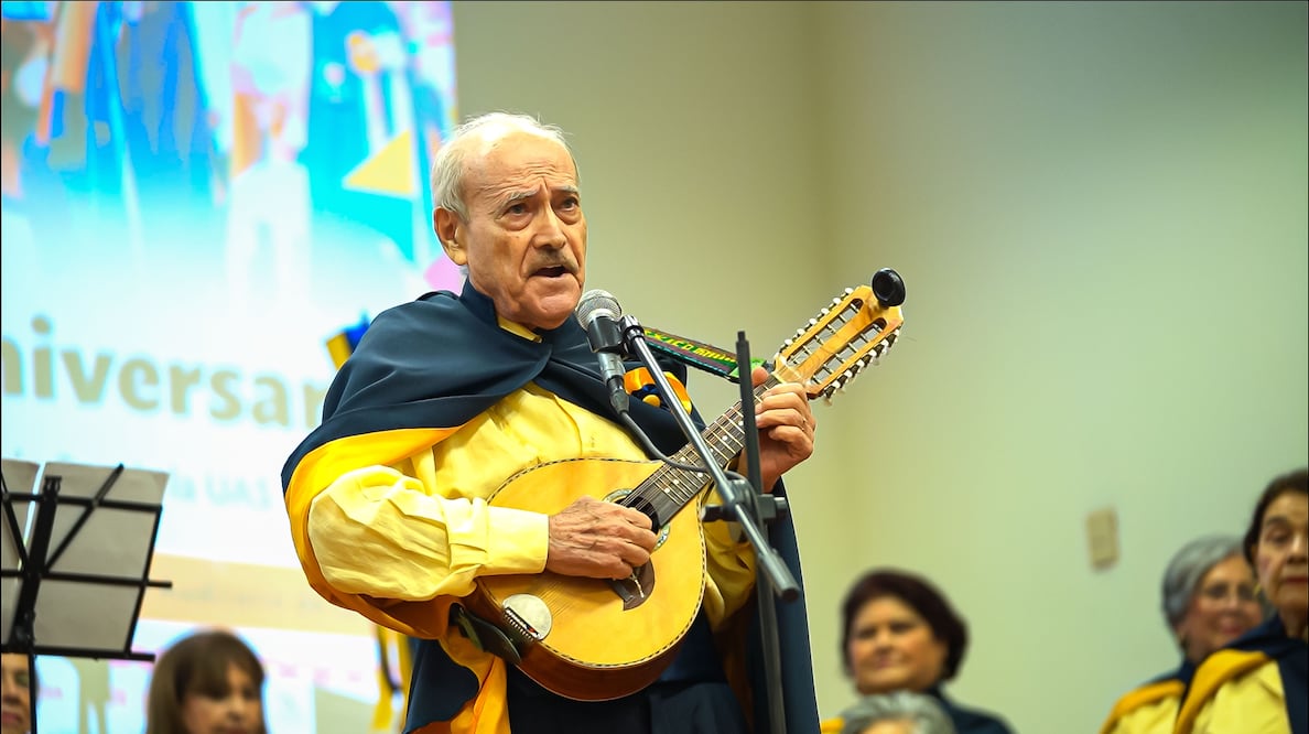 Con motivo del día de las madres la estudiantina de la UAS se presentó gratuitamente en el auditorio de la escuela de contabilidad y administración de la Universidad Autónoma de Sinaloa con un aforo lleno. En la foto Marco Antonio. Crédito: Luis Angel Rivas