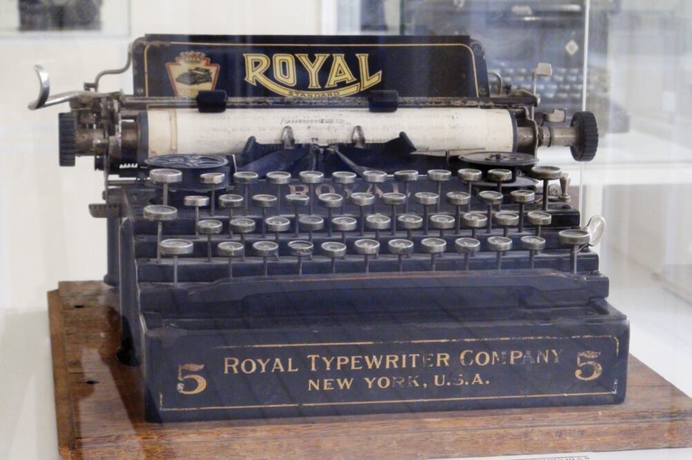 La exposición muestra la Royal Standard, máquina de escribir que perteneció al poéta Joseph Brodsky (DRIA SHUVEVA. EFE)