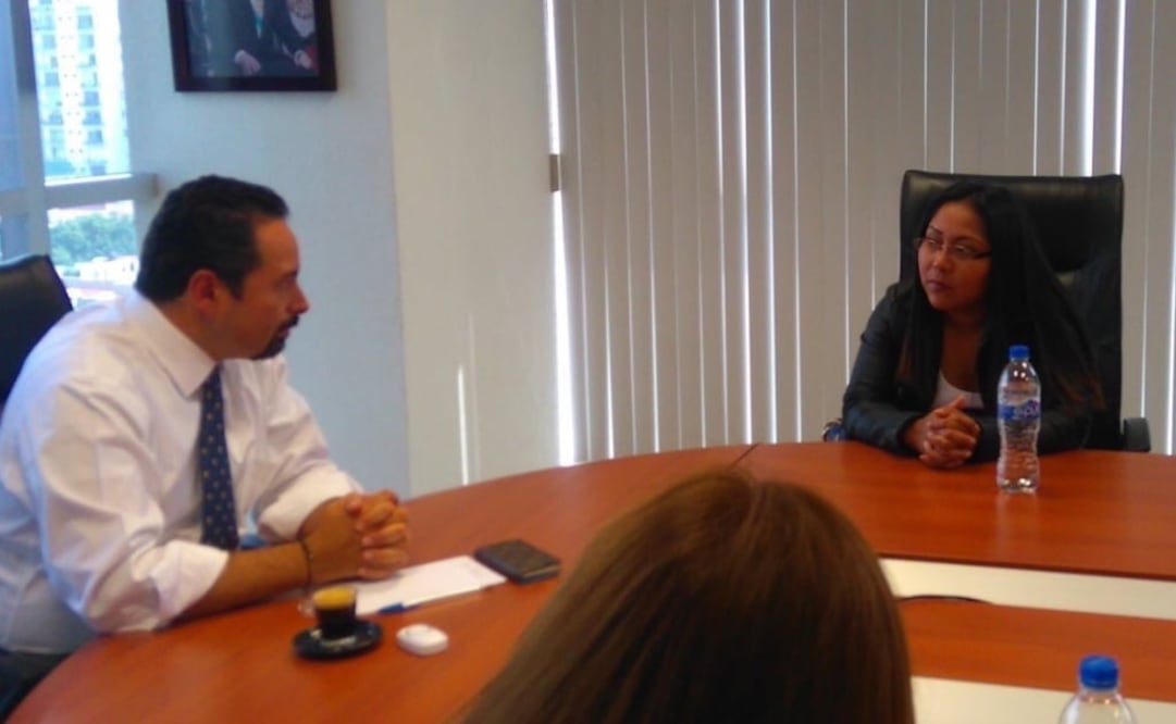 En la reunión, el CEAV ofreció a Rosalba Casimiro medidas de ayuda y reparación integral. /Tomada de @juliohbarros