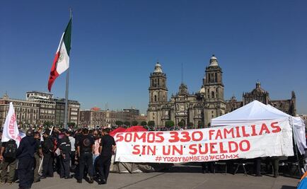 Instalan bomberos plantón indefinido en el Zócalo; exigen pago de 330 elementos
