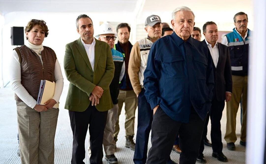 AMLO acude con su equipo al Estado de México a revisar el Tren Interurbano que conectará la entidad con la Ciudad de México. Foto: X  @delfinagomeza