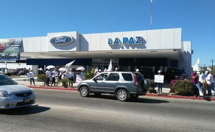 Protestan contra Trump frente a la agencia Ford en La Paz