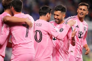 Lionel Messi celebra que los retiros de Sergio Busquets y Jordi Alba sean con el Inter Miami; festeja el trofeo en la MLS Cup