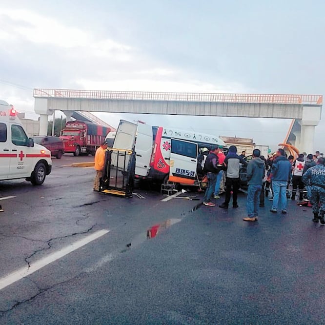 Personal de diversos municipios llegó a la carretera Alfajayucan-Huichapan, a la altura de la localidad de La Vega, para auxiliar a los accidentados, de los cuales seis permanecen internados. Foto/DINORATH MOTA. EL UNIVERSAL