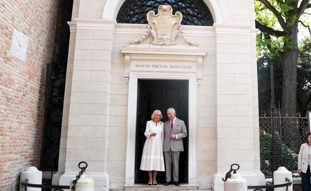El rey Carlos III y la reina Camila de Gran Bretaña visitan la tumba de Dante en Rávena el último día de su visita de estado a Italia, el 10 de abril de 2025. Foto: AFP