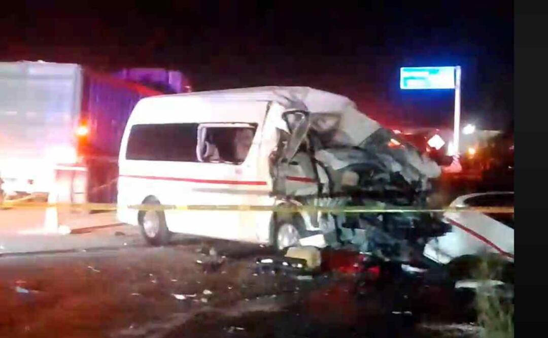 El chofer del taxi y sus tripulantes quedaron atrapados, y fueron rescatados por el Cuerpo de bomberos y paramédicos. Foto: Especial