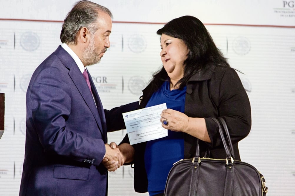 Raúl Cervantes Andrade, titular de la PGR entrega el cheque a Clementina Guerrero, secretaria de Finanzas y Planeación del Gobierno de Veracruz (GALO CAÑAS. CUARTOSCURO)