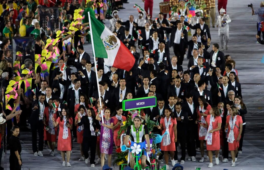 La abanderada nacional, Daniela Campuzano, encabeza a la delegación Mexicana. Foto AP