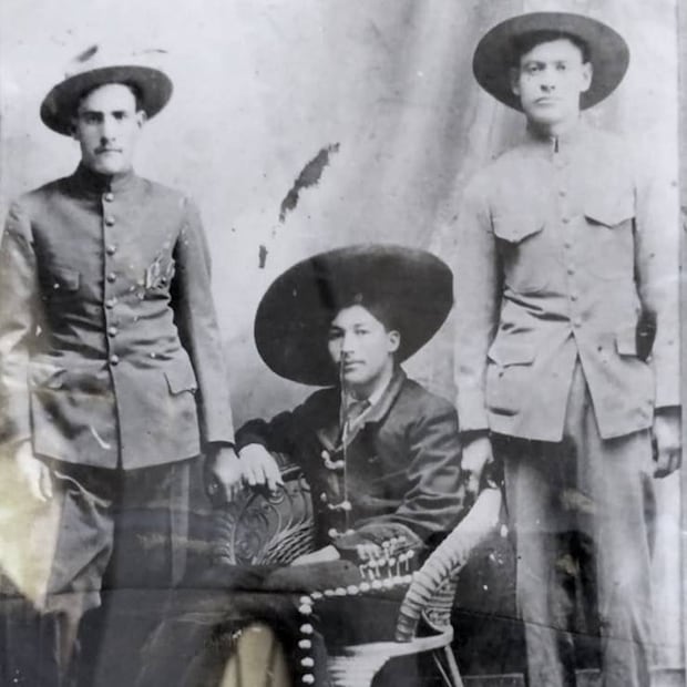 Martin López en la extrema derecha. Fotografía tomada en el Museo de la Revolución de Chihuahua.