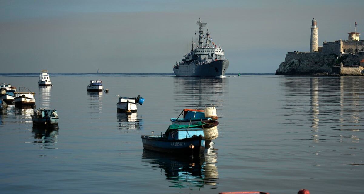 La primera de las tres naves esperadas, el buque escuela “Smolniy”, fue recibida a primera hora en la bahía de La Habana. Foto: AP