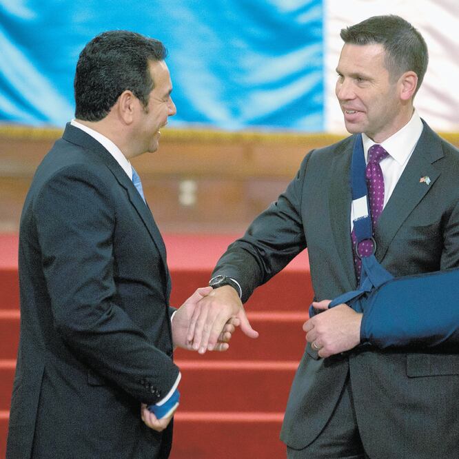 Acuerdo. El presidente guatemalteco, Jimmy Morales, con el secretario de Seguridad Nacional de EU, Kevin McAleenan. MOISES CASTILLO. AP
