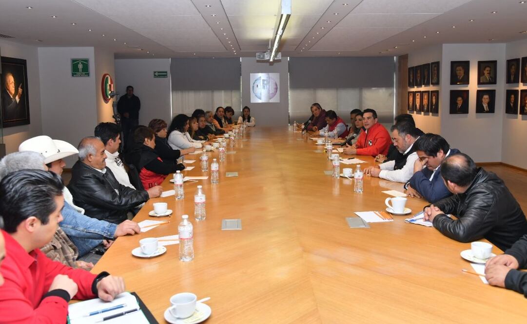 El dirigente nacional del PRI, Alejandro Moreno, se reunió en privado con representantes de los comerciantes de mercados afectados por incendios / Tomada de Twitter @alitomorenoc 
