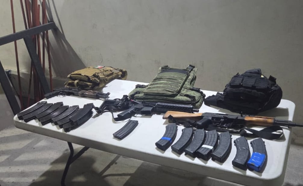 Fueron decomisadas tres armas largas, 15 cargadores, 408 cartuchos de diversos calibres, equipo táctico y un vehículo. | Foto: Especial.