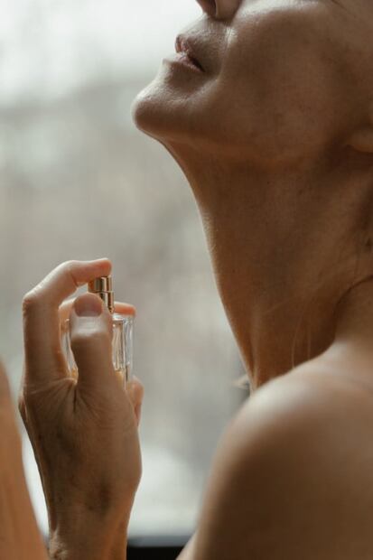 El truco de TikTok del que todos hablan, que promete hacer que el perfume dure más 