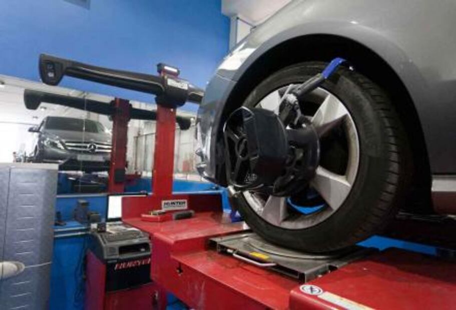 Daños que provocan los baches en tu coche 