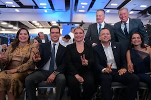 Alcalde de Chihuahua presenta su Quinto Informe de Gobierno; Maru Campos lo acompaña