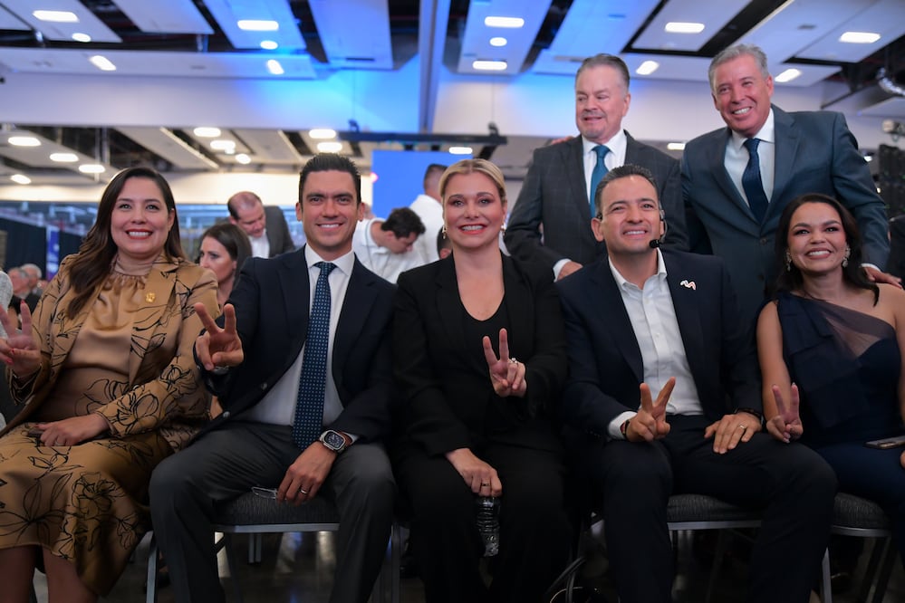Maru Campos acompaña a al alcalde de Chihuahua en su quinto informe; destaca resultados en inversión y seguridad. Foto: Especial